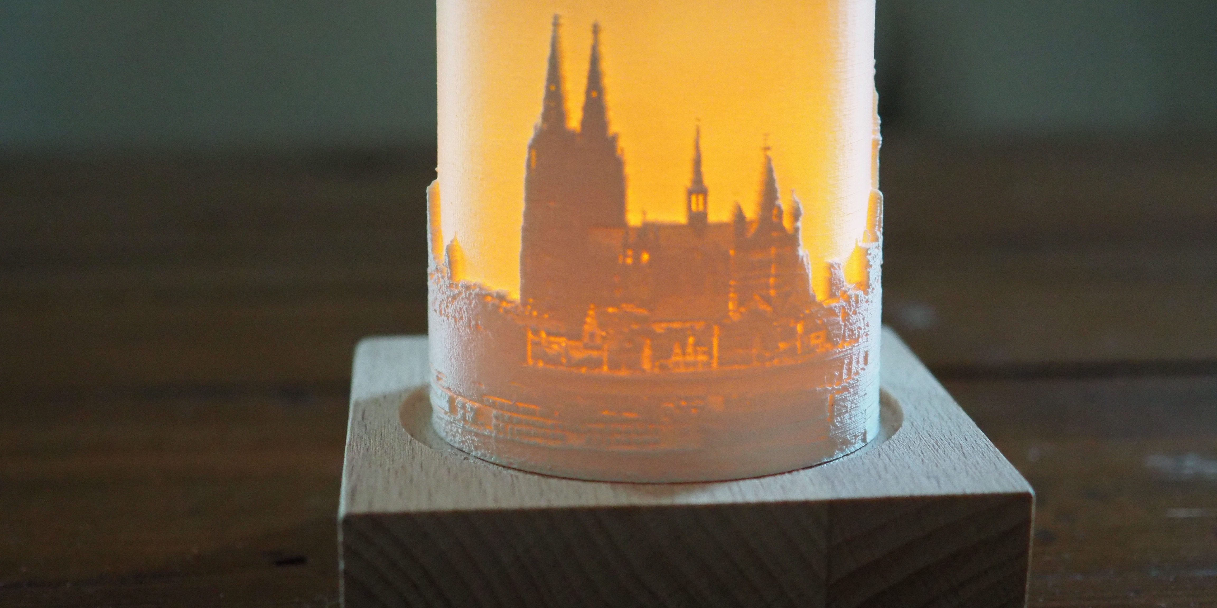 3D-gedrucktes Lithophan_Teelichtschirm mit Koeln-Panorama