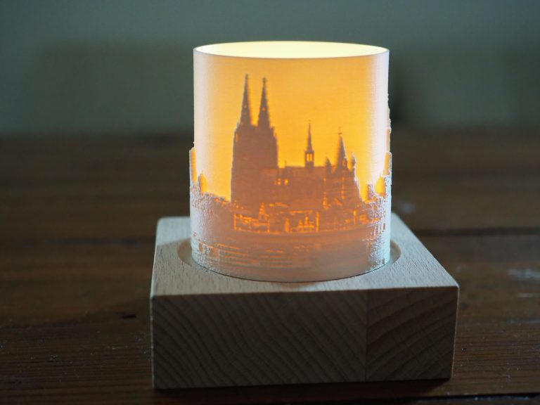 3D-gedrucktes Lithophan_Teelichtschirm mit Koeln-Panorama