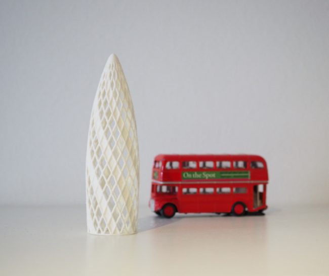 3D-gedrucktes Modell des Gherkin neben einem roten Londoner Bus
