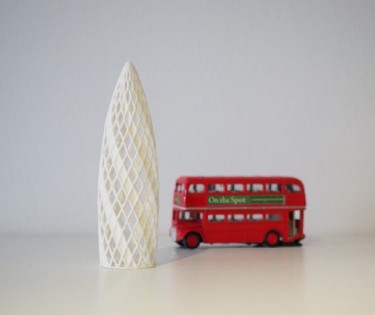 3D-gedrucktes Modell des Gherkin neben einem roten Londoner Bus
